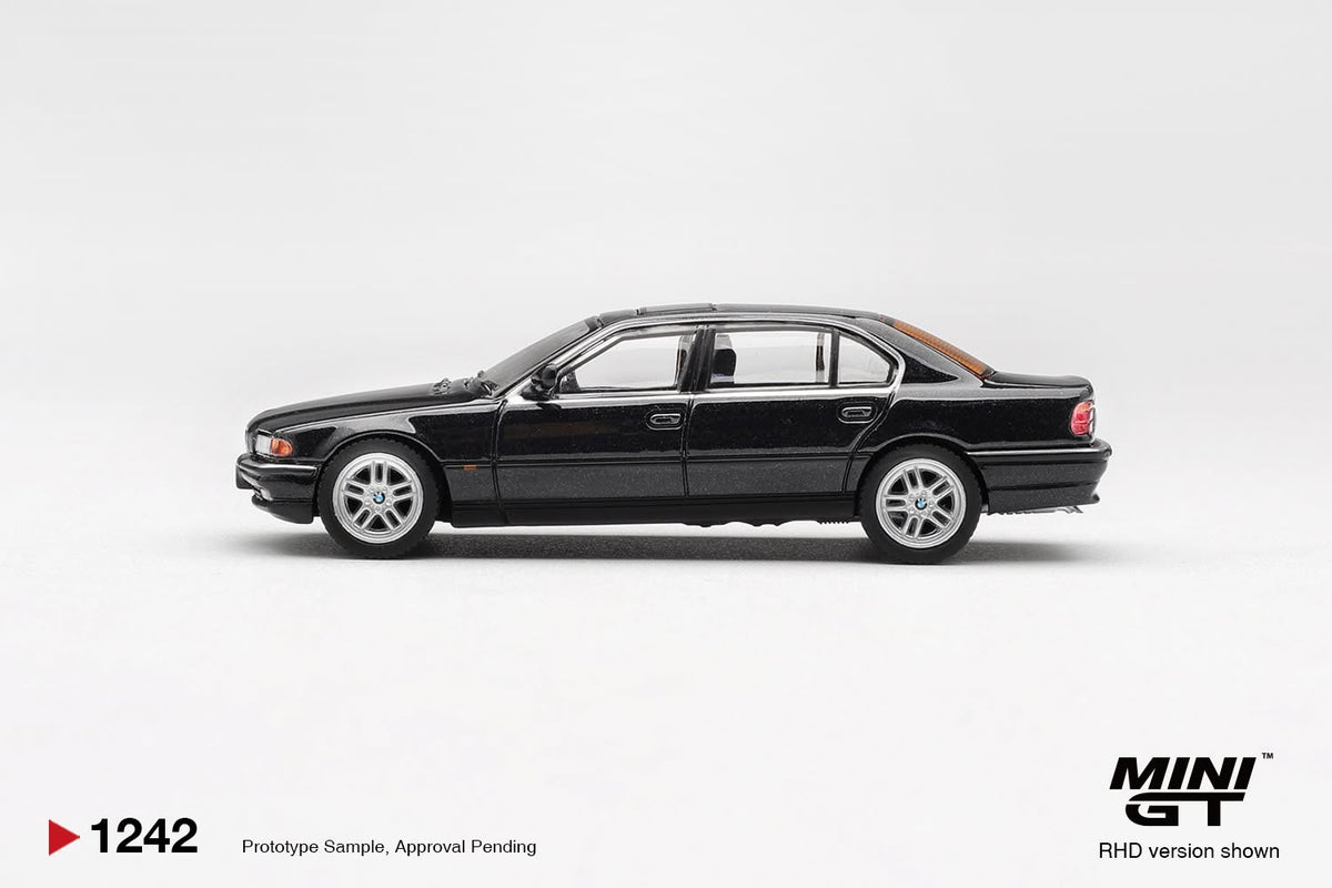 1999 BMW 750iL (E38), Black Sapphire