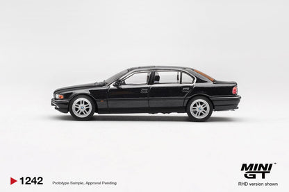 1999 BMW 750iL (E38), Black Sapphire