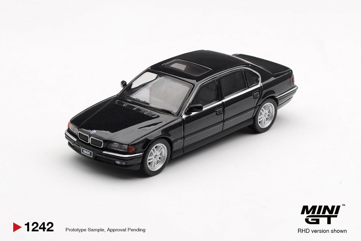 1999 BMW 750iL (E38), Black Sapphire